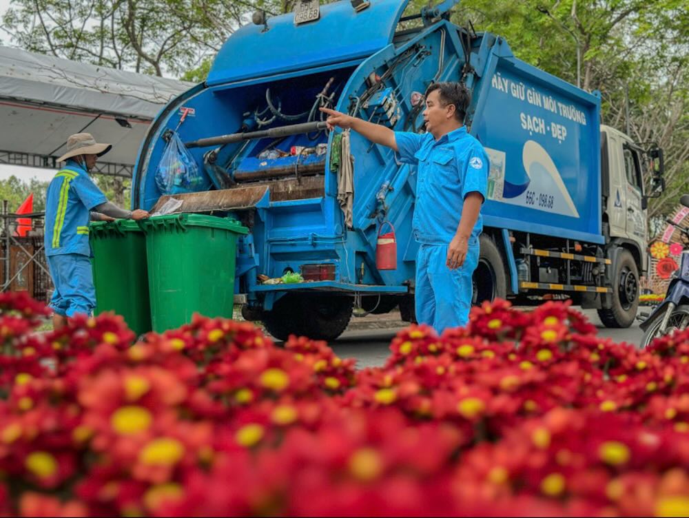 Cong nhan ve sinh moi truong huong ung phong trao thi dua dong hanh cung Fetival hoa kieng Sa Dec lan II nam 2025. Anh: Luu Hung. 