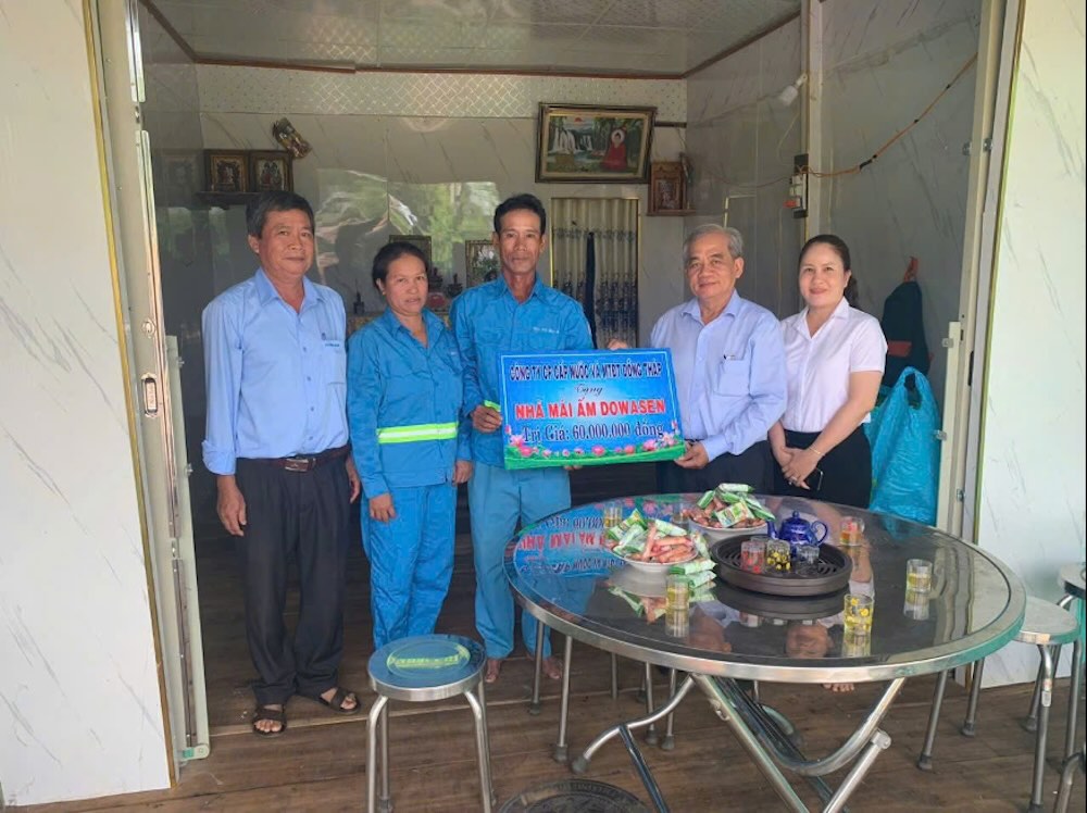 Ban giao mai am Dowasen cho cong nhan kho khan ve nha o. Anh: Luu Hung. 