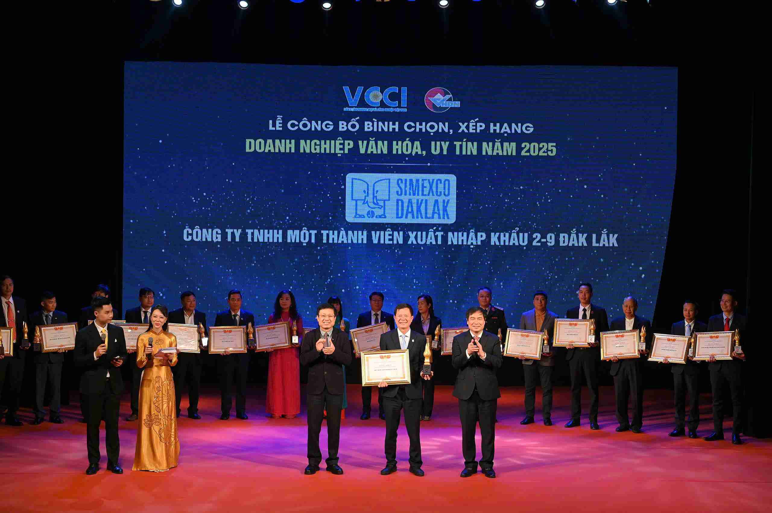 Simexco Daklak leaders receive awards at the announcement ceremony of Cultural and Reputable Enterprises in 2025. Photo: Simexco Dak Lak