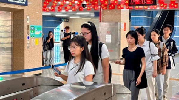 From November 18, 2025, the Cat Linh - Ha Dong urban railway line uses new ticket cards. Photo: Minh Hanh