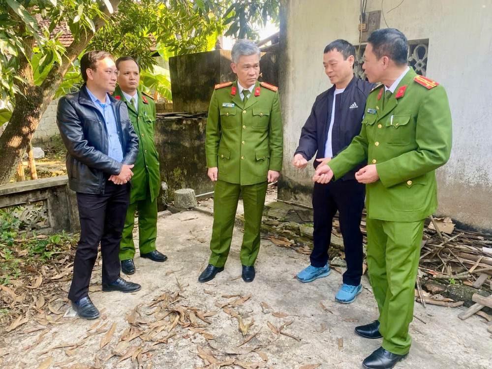 Đại tá Nguyễn Anh Tuấn, Phó Giám đốc - Thủ trưởng Cơ quan Cảnh sát điều tra Công an tỉnh Thanh Hóa chỉ đạo công tác phá án tại hiện trường. Ảnh: Công an Thanh Hóa