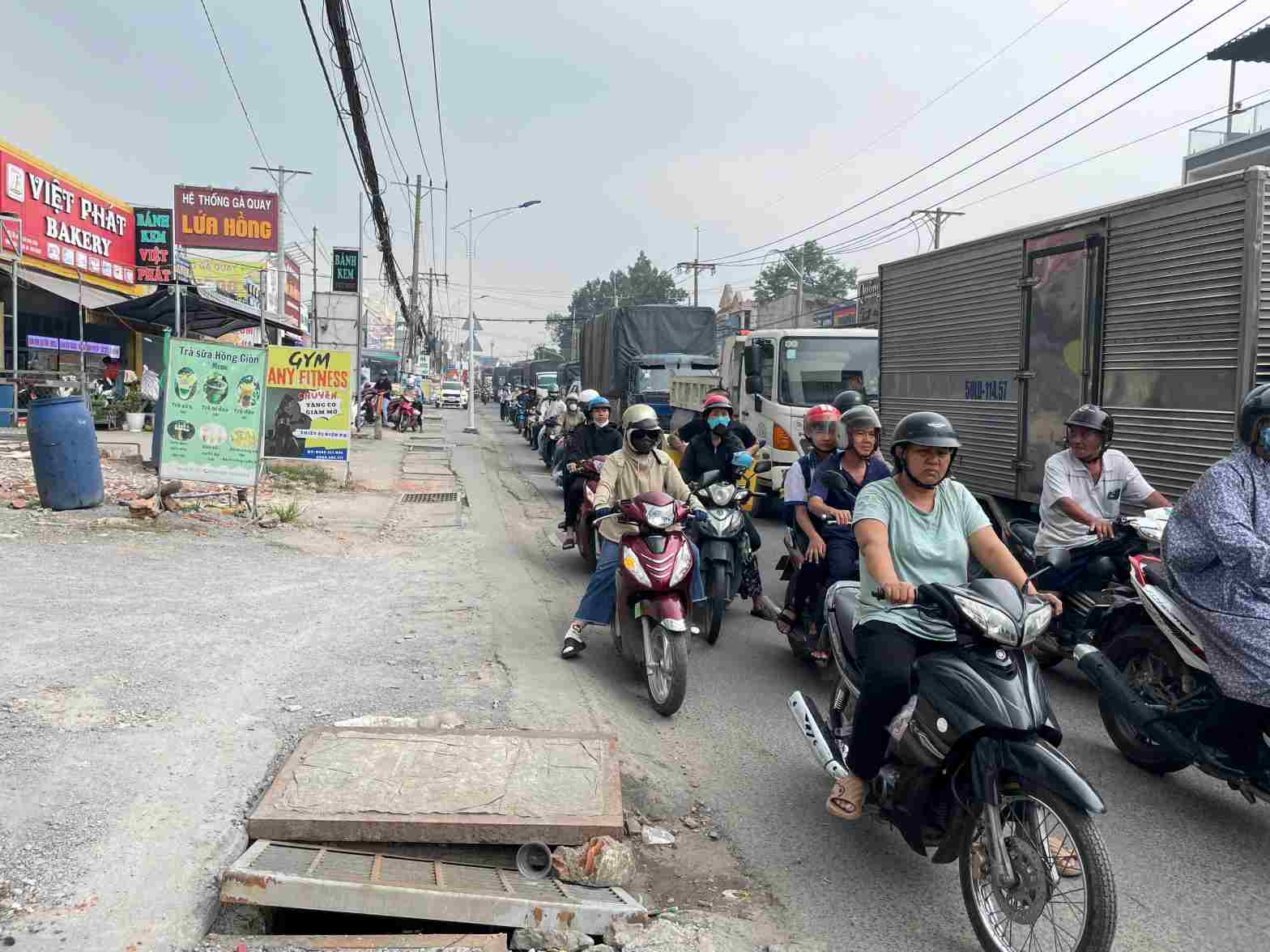 Tuyen duong co mat do luu thong rat dong. Anh: Dinh Trong