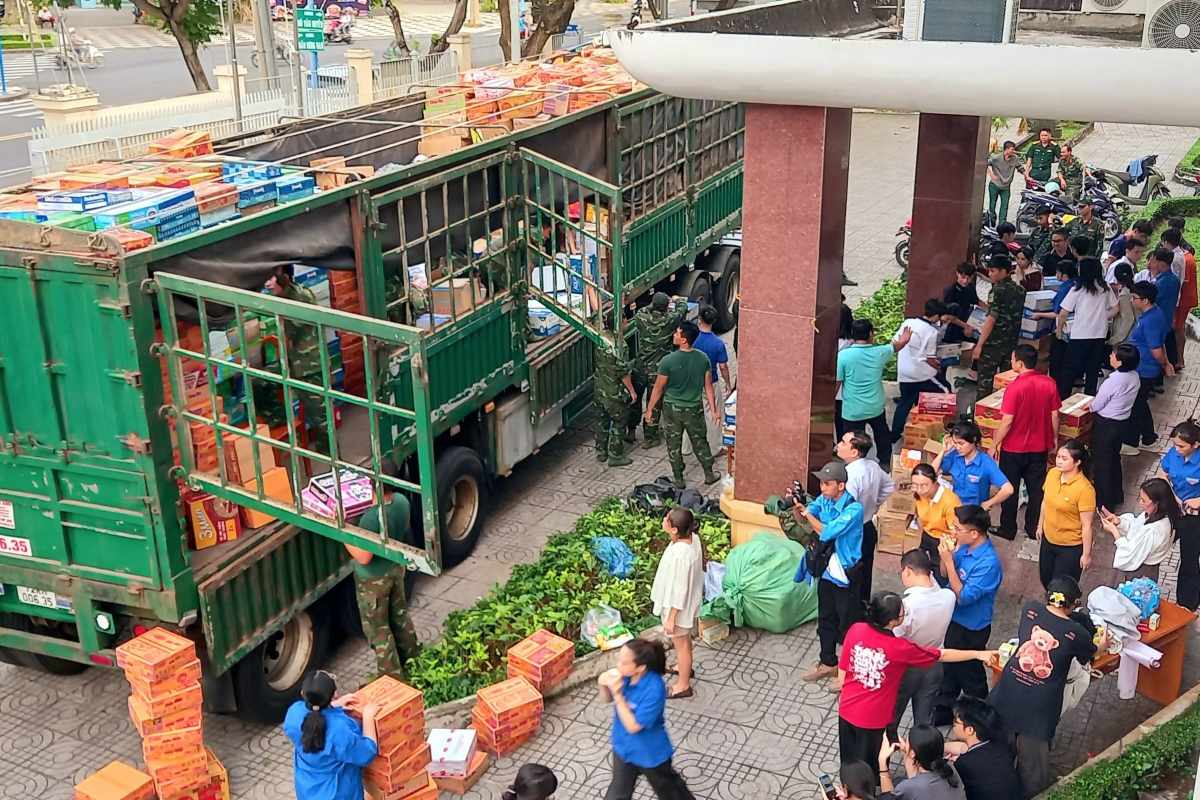 Gathering goods to support Central Vietnamese people in Vung Tau ward, Ho Chi Minh City. Photo: PVT