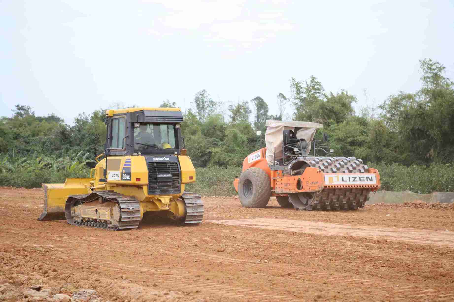 May moc co gioi hoat dong tren cong truong doc song Hong.