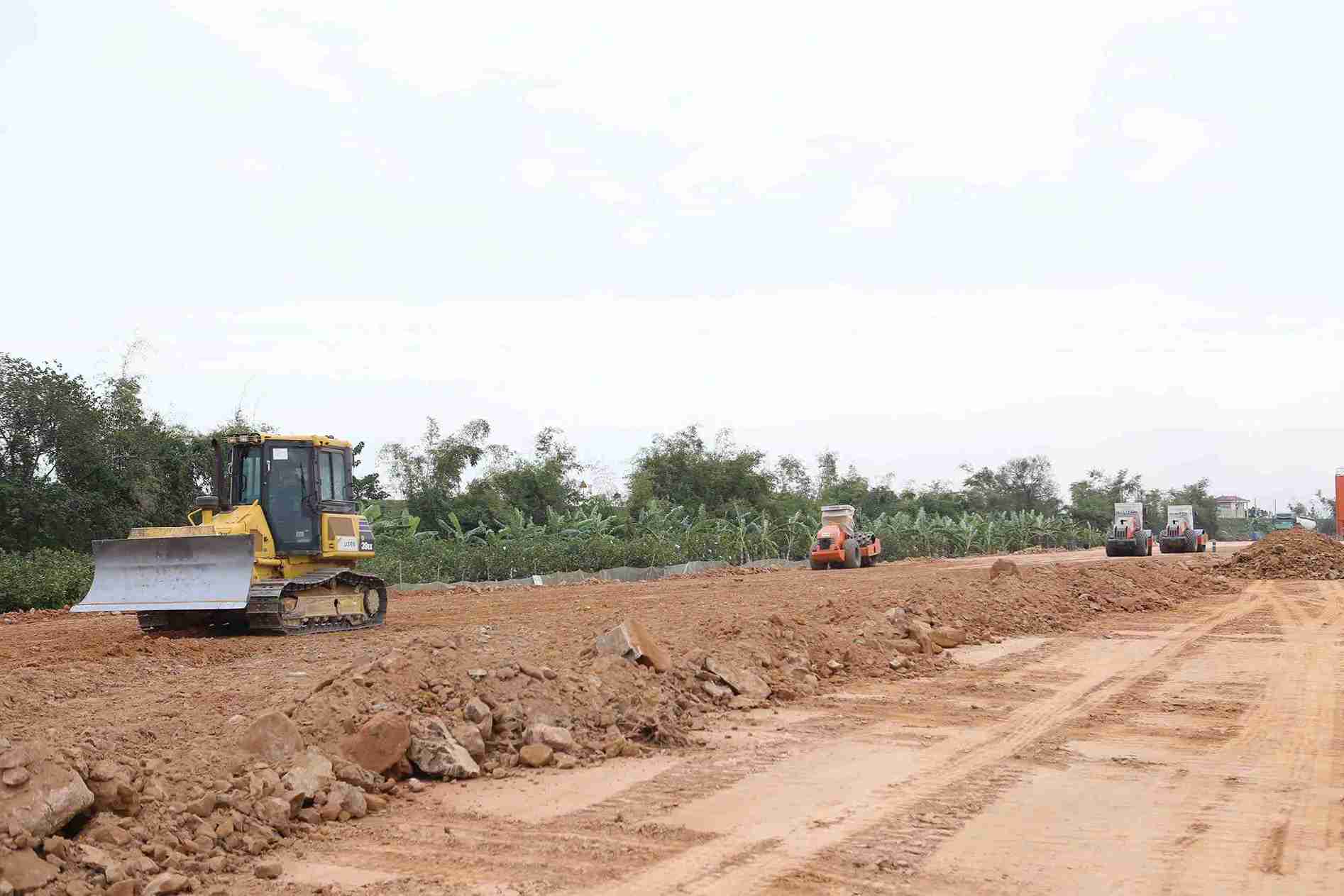 Mot mui thi cong dong bo dang duoc thuc hien tren tuyen duong di san.