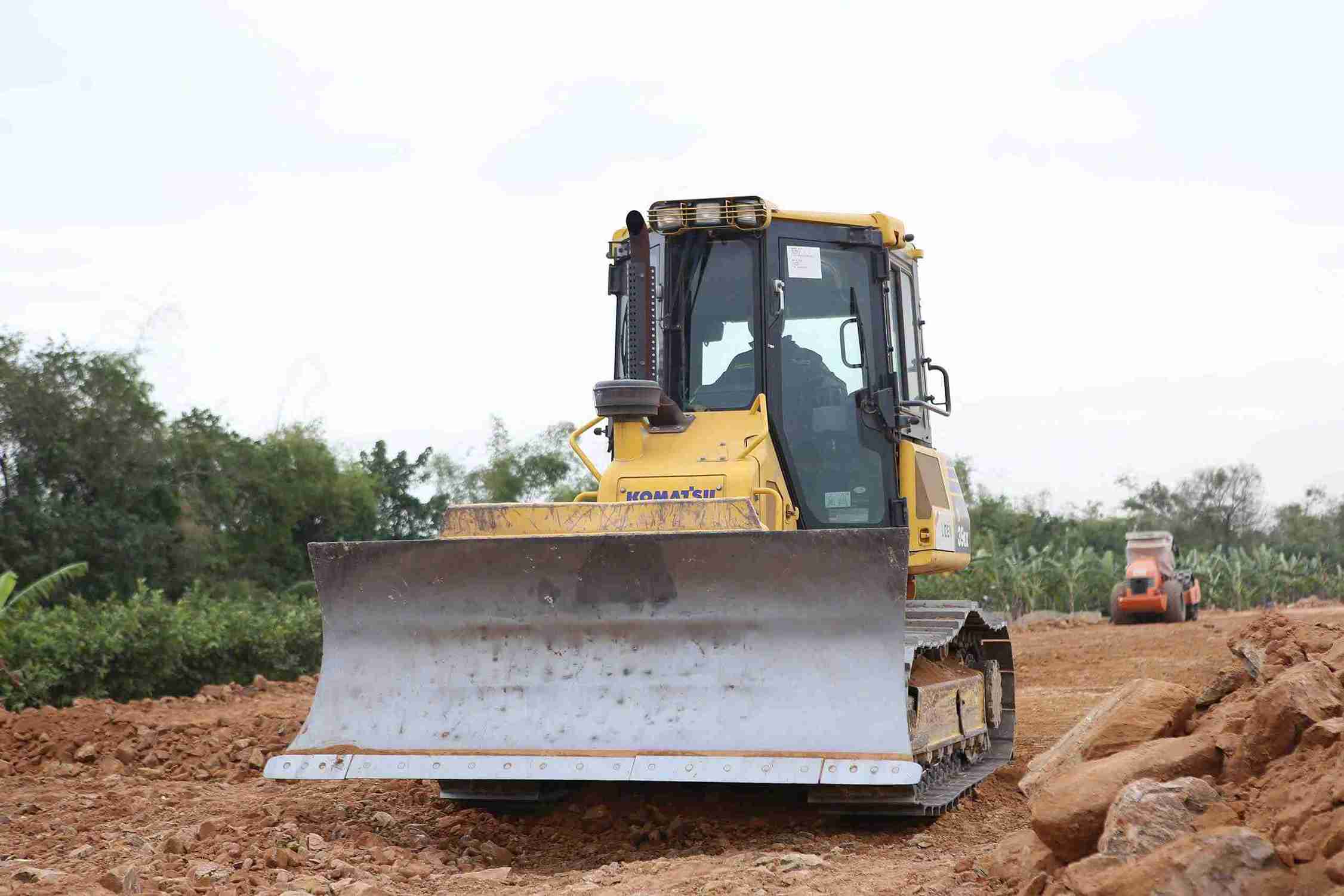 May moc hoat dong lien tuc cung cong nhan tren tuyen duong di san Hung Yen