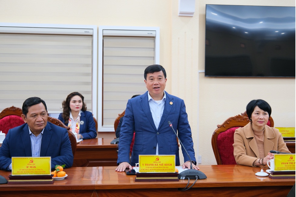 Dong chi Y Thanh Ha Nie Kdam, Uy vien Ban Chap hanh Trung uong Dang, Bi thu Tinh uy, Truong doan DBQH tinh Lam Dong phat bieu tai buoi tham, trao tang an sinh cua Agribank. Anh: Agribank