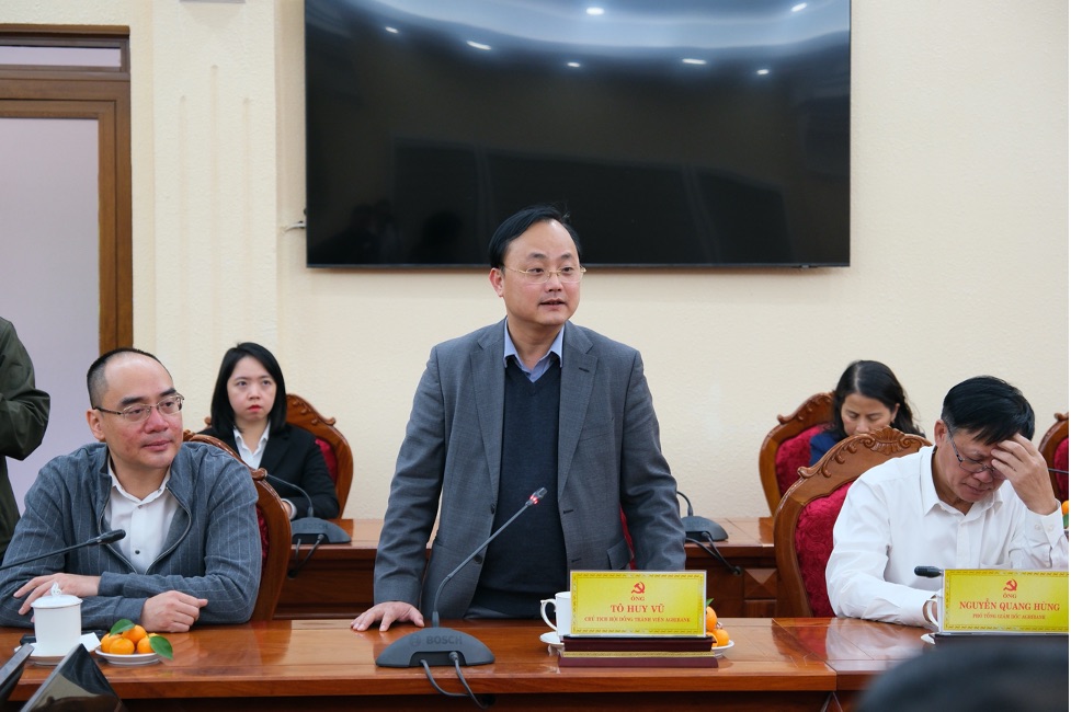 Dong chi To Huy Vu, Bi thu Dang uy, Chu tich Hoi dong thanh vien Agribank phat bieu tai buoi lam viec va trao kinh phi an sinh cho tinh Lam Dong. Anh: Agribank
