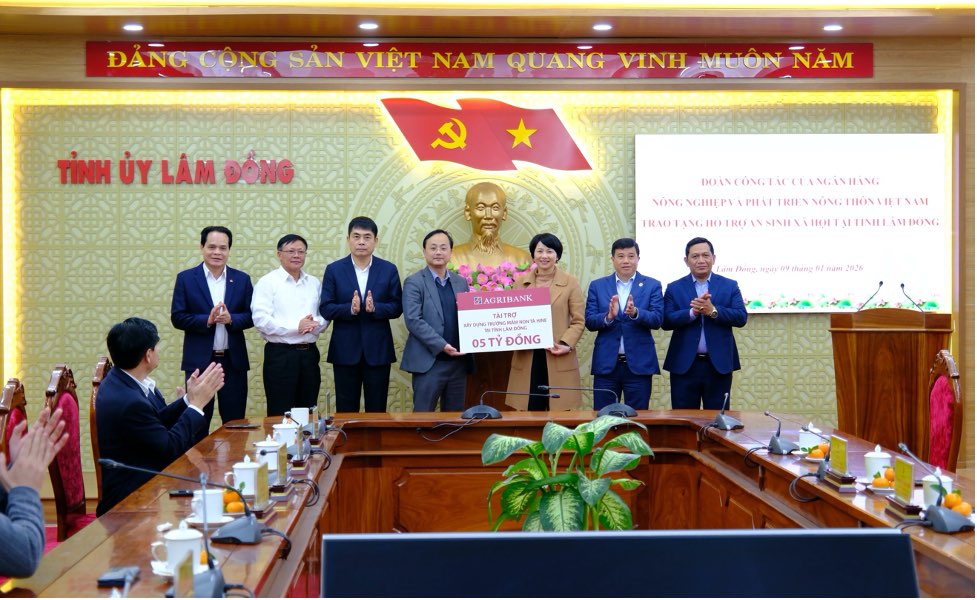 Agribank trao bang tuong trung tang 5 ty dong ho tro xay dung truong mam non Ta Hine tai tinh Lam Dong. Anh: Agribank