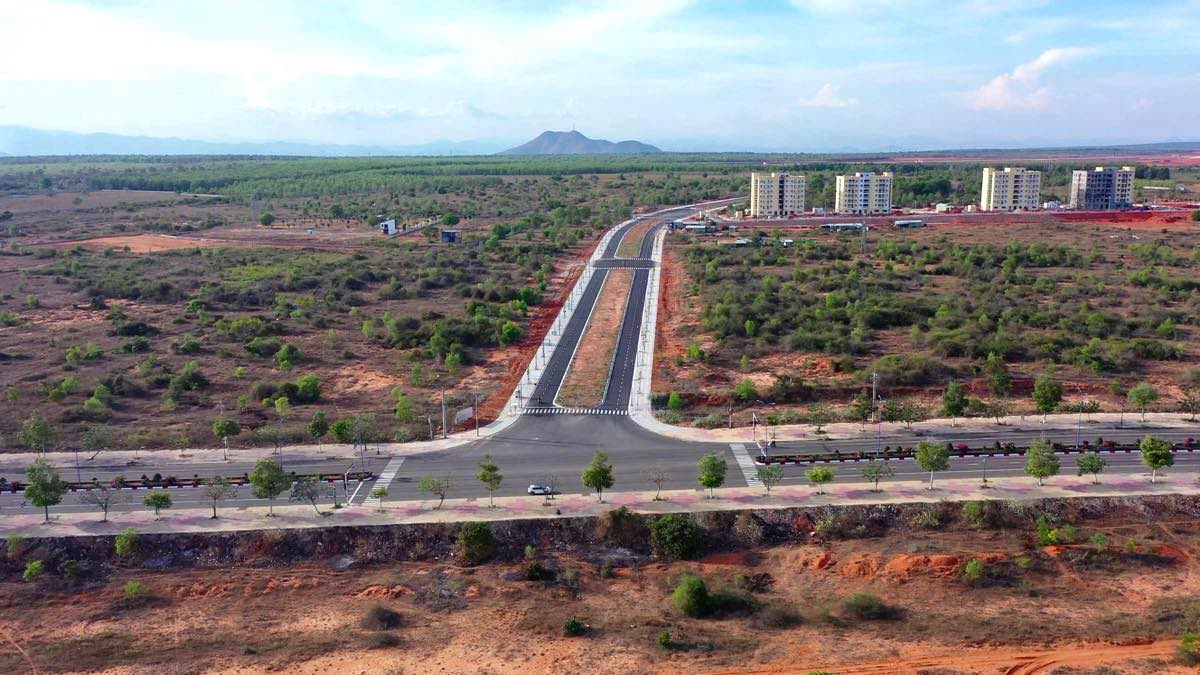 Loi vao Du an San bay Phan Thiet tu duong Vo Nguyen Giap, phuong Mui Ne, tinh Lam Dong. Anh: Pham Duy