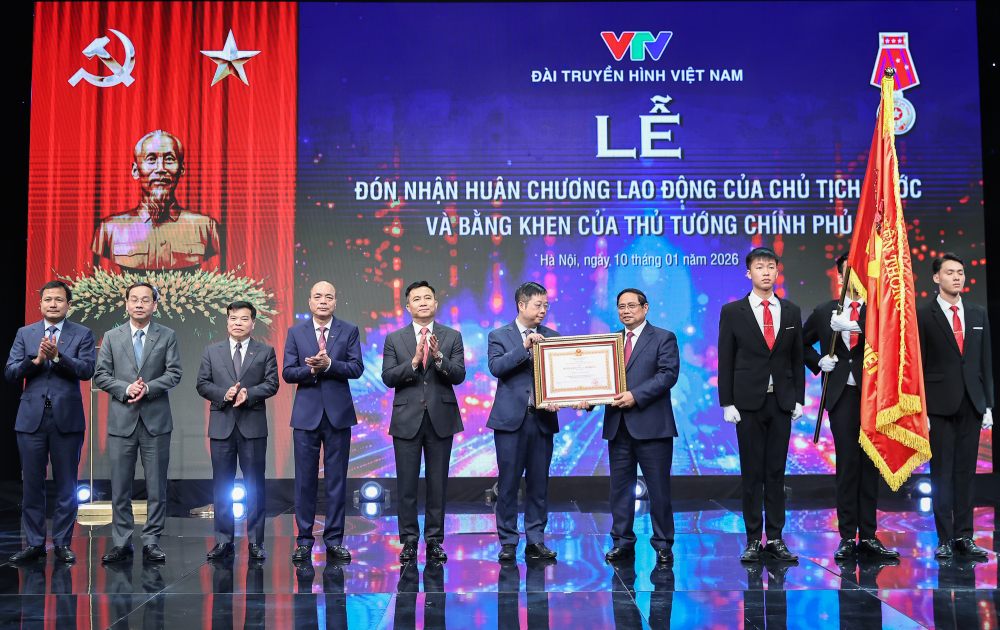 Thu tuong Chinh phu Pham Minh Chinh trao Huan chuong Lao dong hang Nhat tang VTV. Anh: VGP