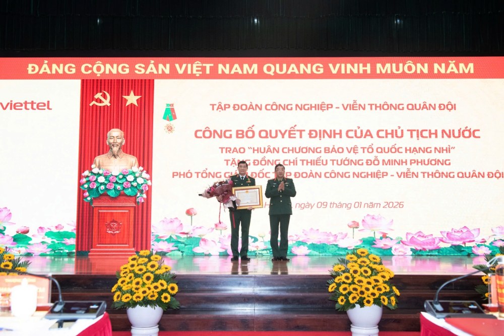 Thuong tuong Pham Hoai Nam trao Huan chuong cho Thieu tuong Do Minh Phuong. Anh: Viettel Group