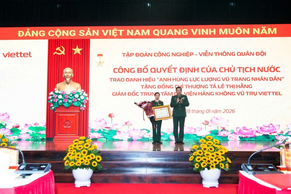 Thuong tuong Pham Hoai Nam trao danh hieu Anh hung Luc luong vu trang nhan dan tang Thuong ta Le Thi Hang. Anh: Viettel Group