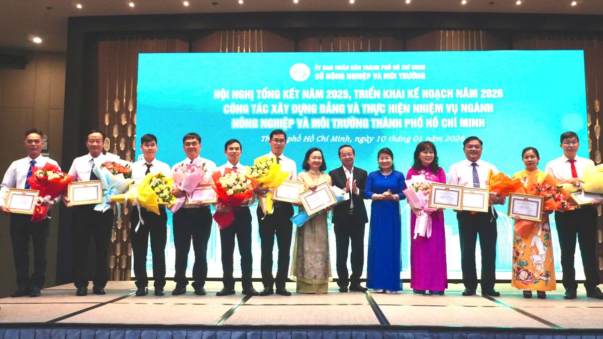 Awarding certificates of merit to individuals of the Department of Agriculture and Rural Development of Ho Chi Minh City at the summary conference. Photo: Thanh An