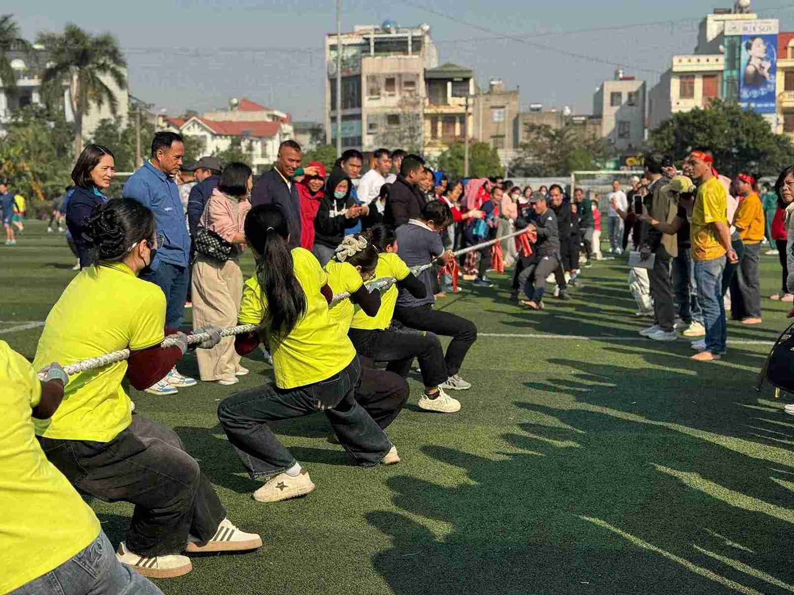 Attractive tug-of-war between grassroots Trade Union teams. Photo: Thanh Trung