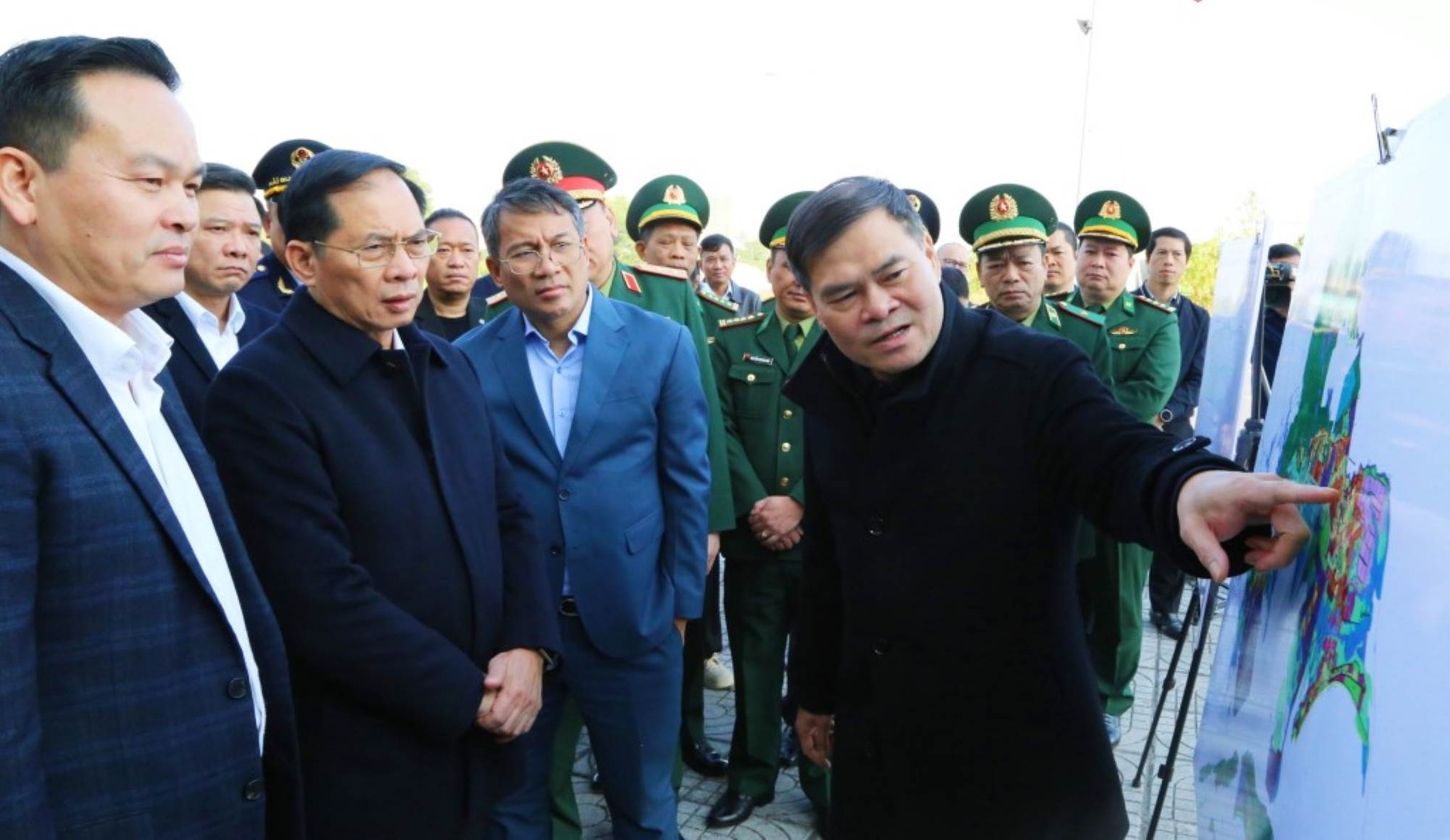 Deputy Prime Minister Bui Thanh Son listens to the plan to adjust the general construction plan of Mong Cai Border Gate Economic Zone until 2040. Photo: Nguyen Thanh