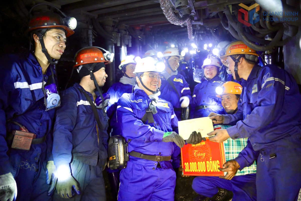 Comrade Secretary of Quang Ninh Provincial Party Committee presents gifts to encourage miners of Mining Workshop 10, Mao Khe Coal Company. Photo: Thu Chung