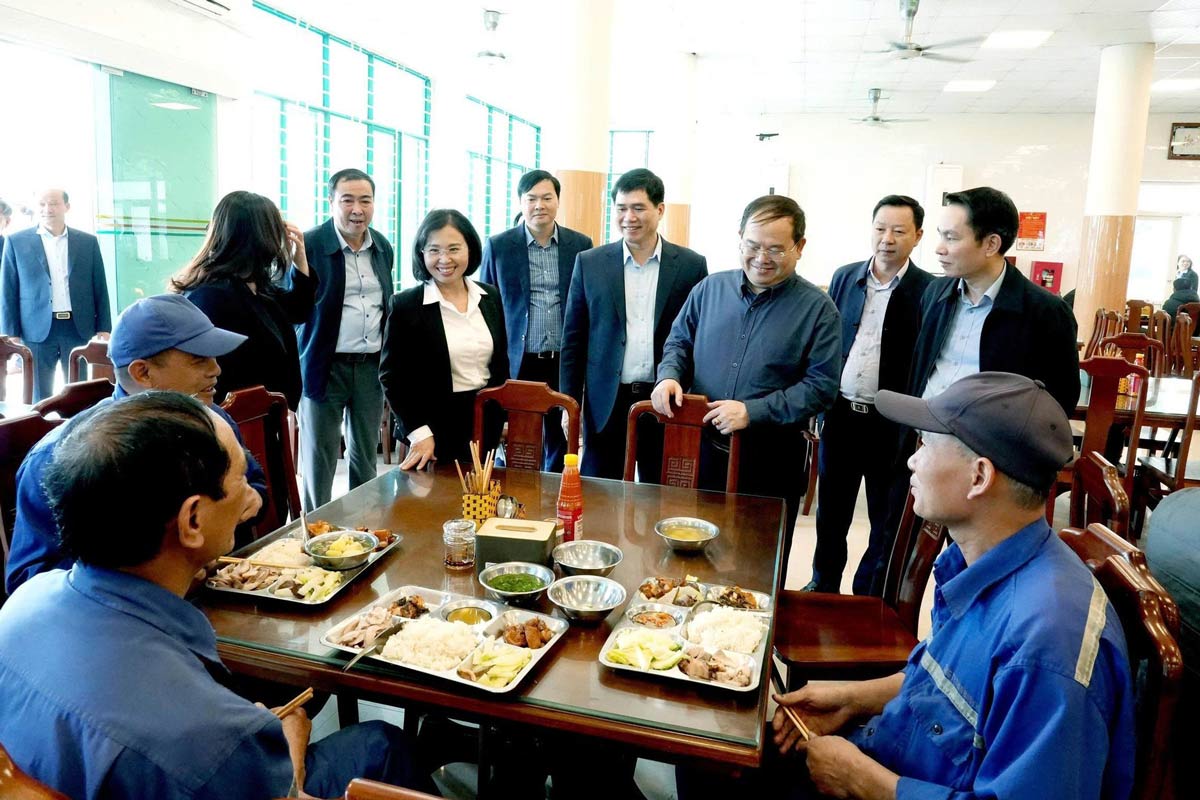 Doan cong tac cua tinh tham hoi, dong vien cong nhan Cong ty Than Mao Khe trong bua an trua sau ca lam viec. Anh: Tap doan TKV