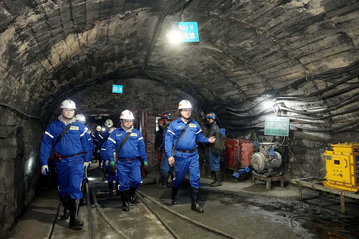 Dong chi Bi thu Tinh uy Quang Ninh cung doan cong tac xuong Lo cho via 5 Dong -150/-80, Cong ty Than Mao Khe. Anh: Tap doan TKV