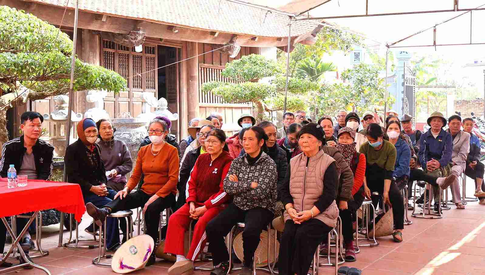 Nguoi dan theo doi thong tin ve boi thuong va ho tro dat san xuat. Anh: Phuong Viet Hoa