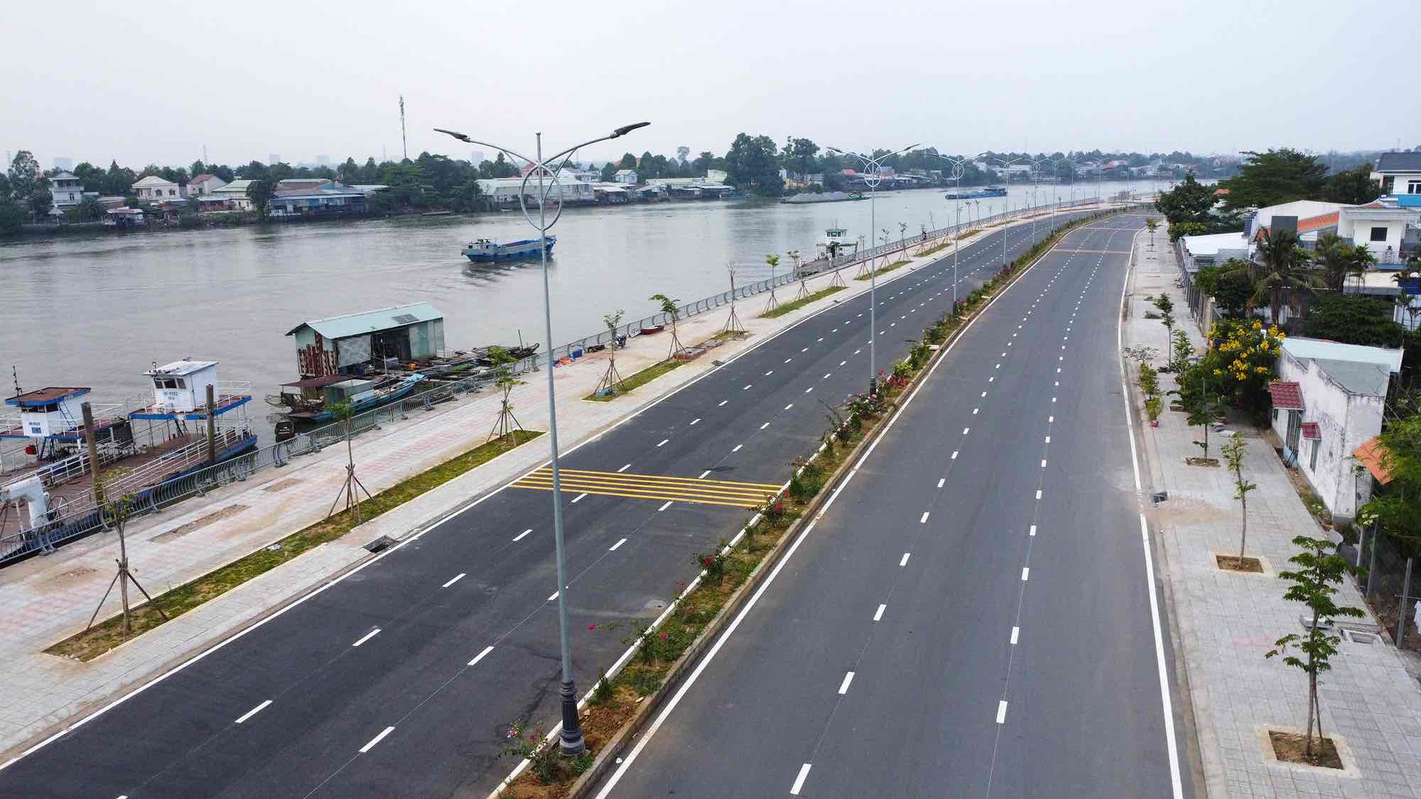Dong Nai riverside road project technically opened to traffic on January 15th to celebrate the 14th National Party Congress. Photo: HAC