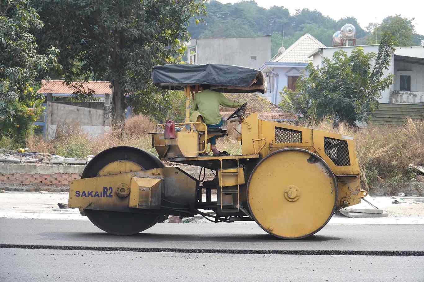 Thi cong khan truong chuan bi thong xe ky thuat du an. Anh: HAC