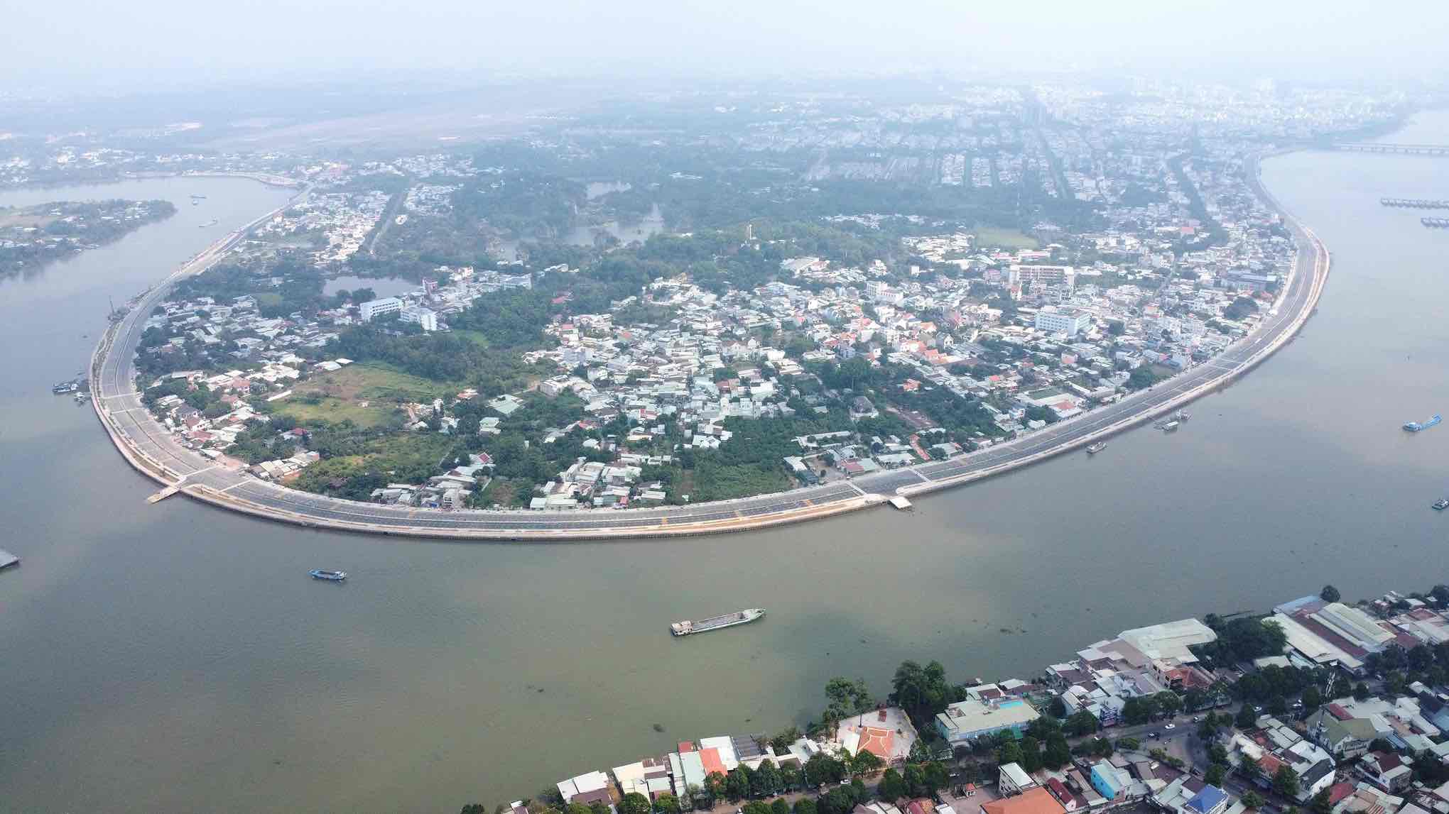 Toan canh du an duong ven song Dong Nai. Anh: HAC