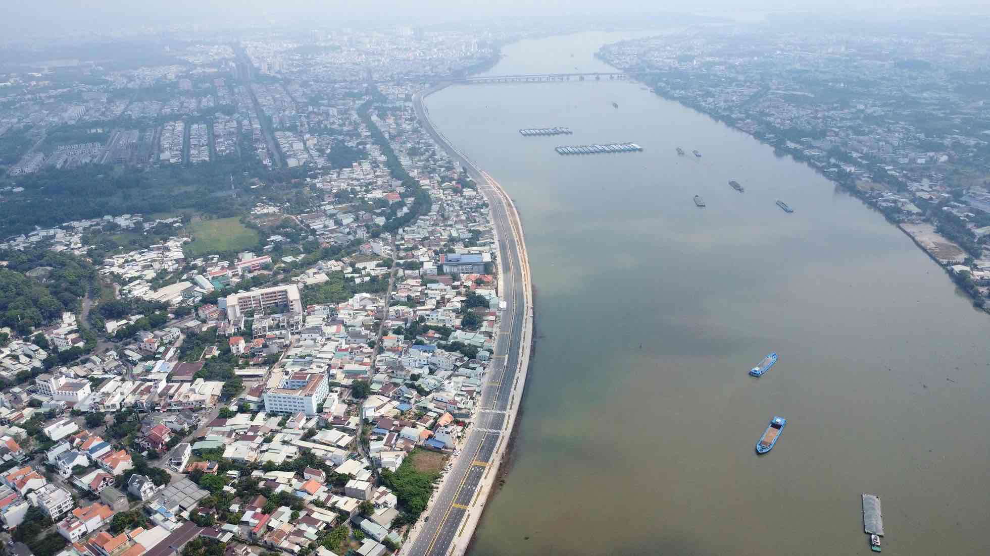 Du an duong ven song Dong Nai dai hon 5km thuoc phuong Tran Bien, tinh Dong Nai (truoc day la phuong Buu Long, TP Bien Hoa, Dong Nai) keo dai tu cau Hoa An den giap ranh huyen Vinh Cuu (cu). Anh: HAC