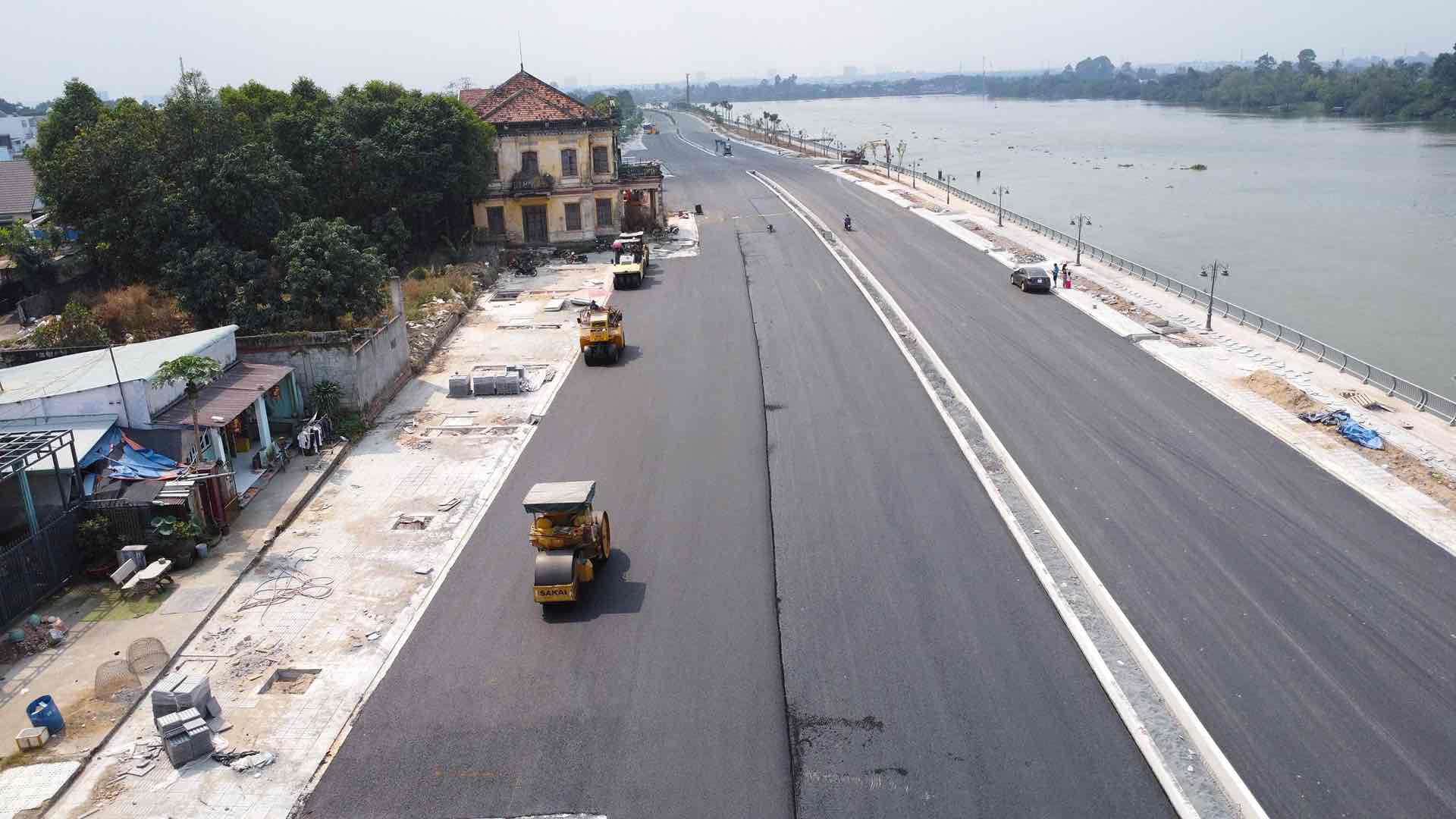 Thi cong khan truong tai du an duong ven song Dong NAi, doan lau ong Phu. Anh: HAC