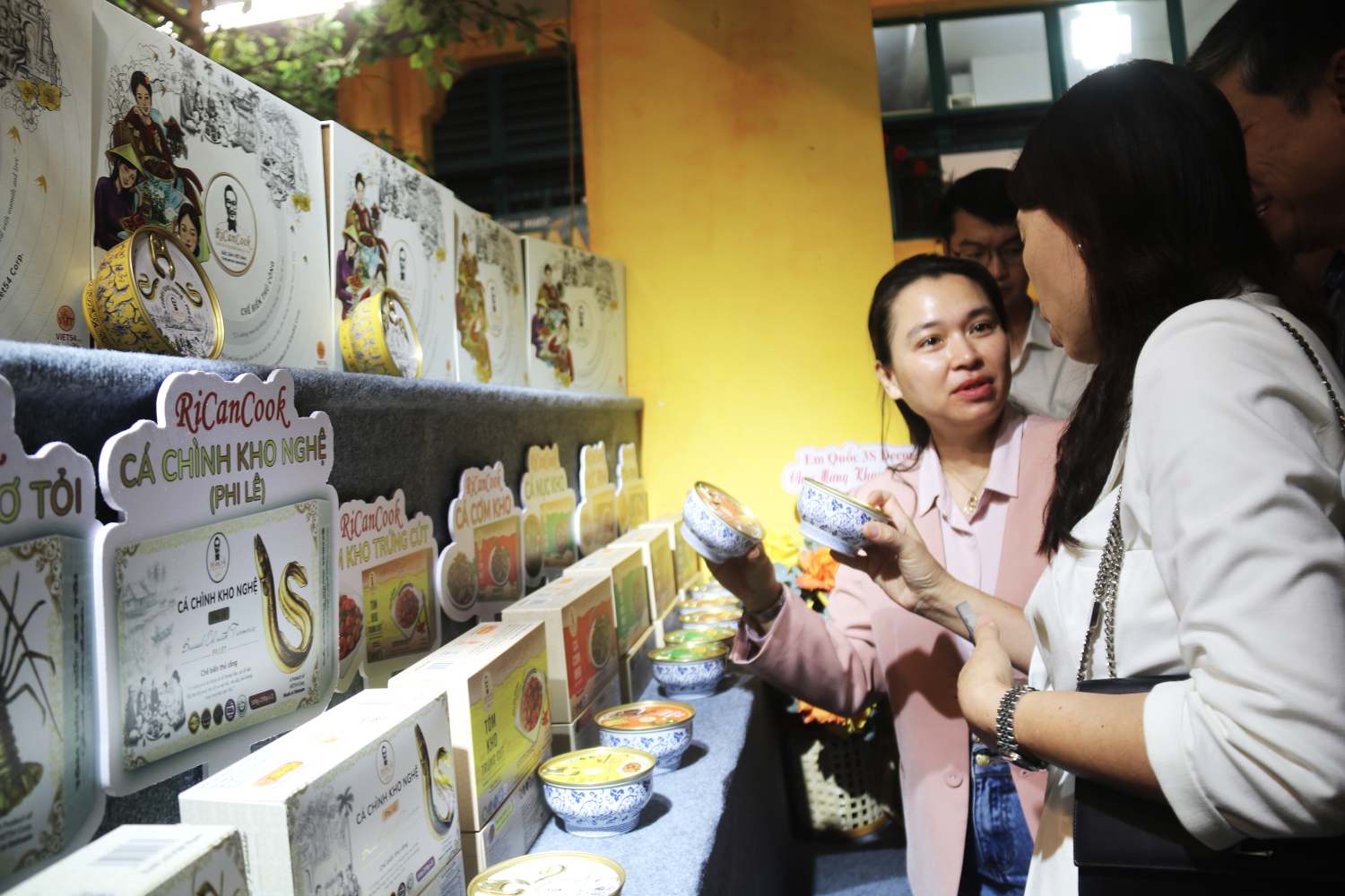 Khanh Hoa's typical culinary product, convenient, ensuring food safety for tourists to buy as gifts. Photo: Phuong Linh