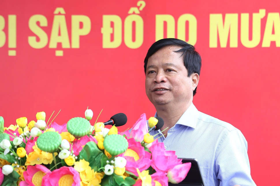 Pho Chu tich Thuong truc UBND tinh Gia Lai Nguyen Tuan Thanh gui loi cam on don vi bo doi. Anh: Hoai Phuong