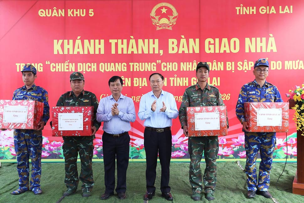 Lanh dao tinh Gia Lai tang qua cho cac don vi quan doi. Anh: Hoai Phuong