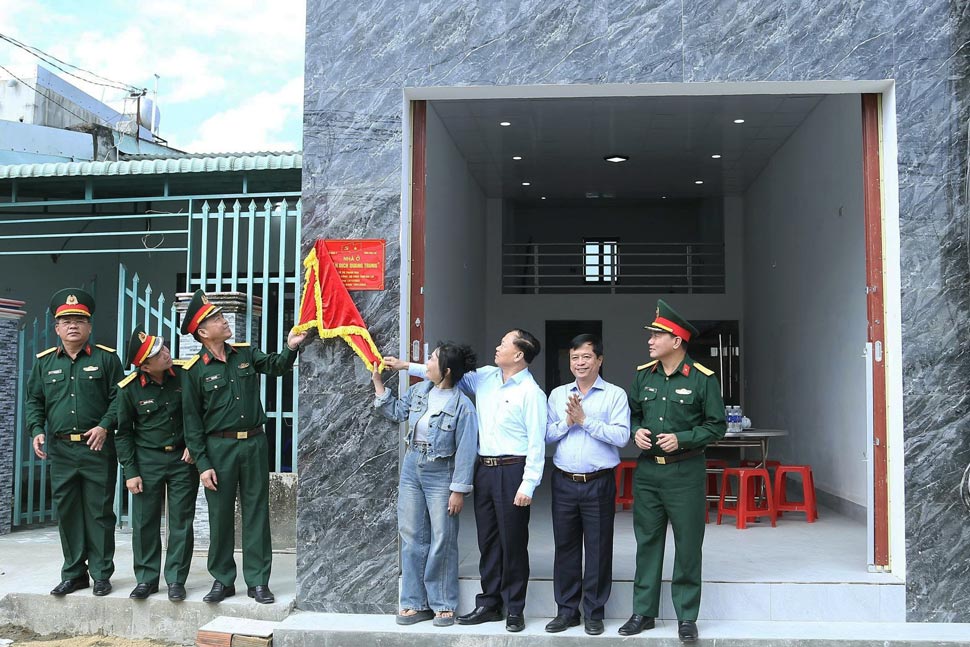 Tinh Gia Lai, Quan khu 5 ban giao nha moi cho gia dinh ba To Thi Thanh Nga (50 tuoi, tru xa Tuy Phuoc Dong). Anh: Hoai phuong