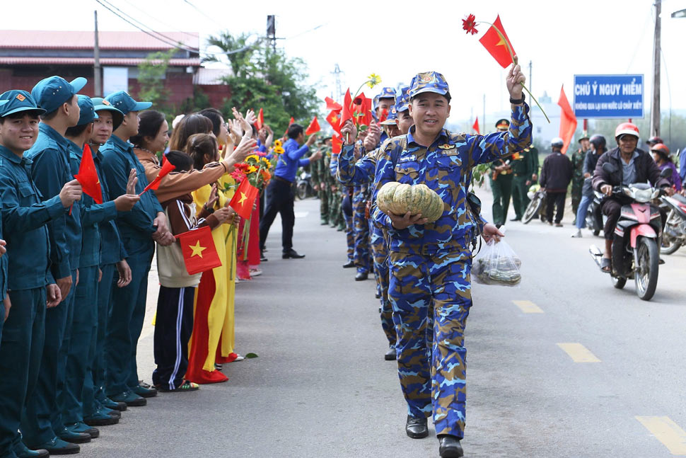 Soldiers set off to return to the unit after completing the task of helping Gia Lai people rebuild their homes. Photo: Hoai Phuong