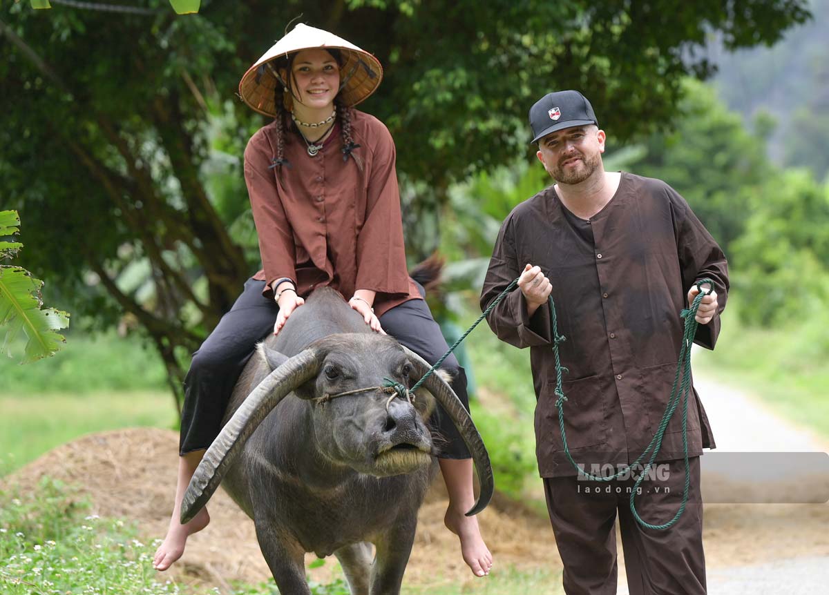 Les touristes internationaux experimentent le tourisme rural a Ninh Binh. Photo: Ha Vi