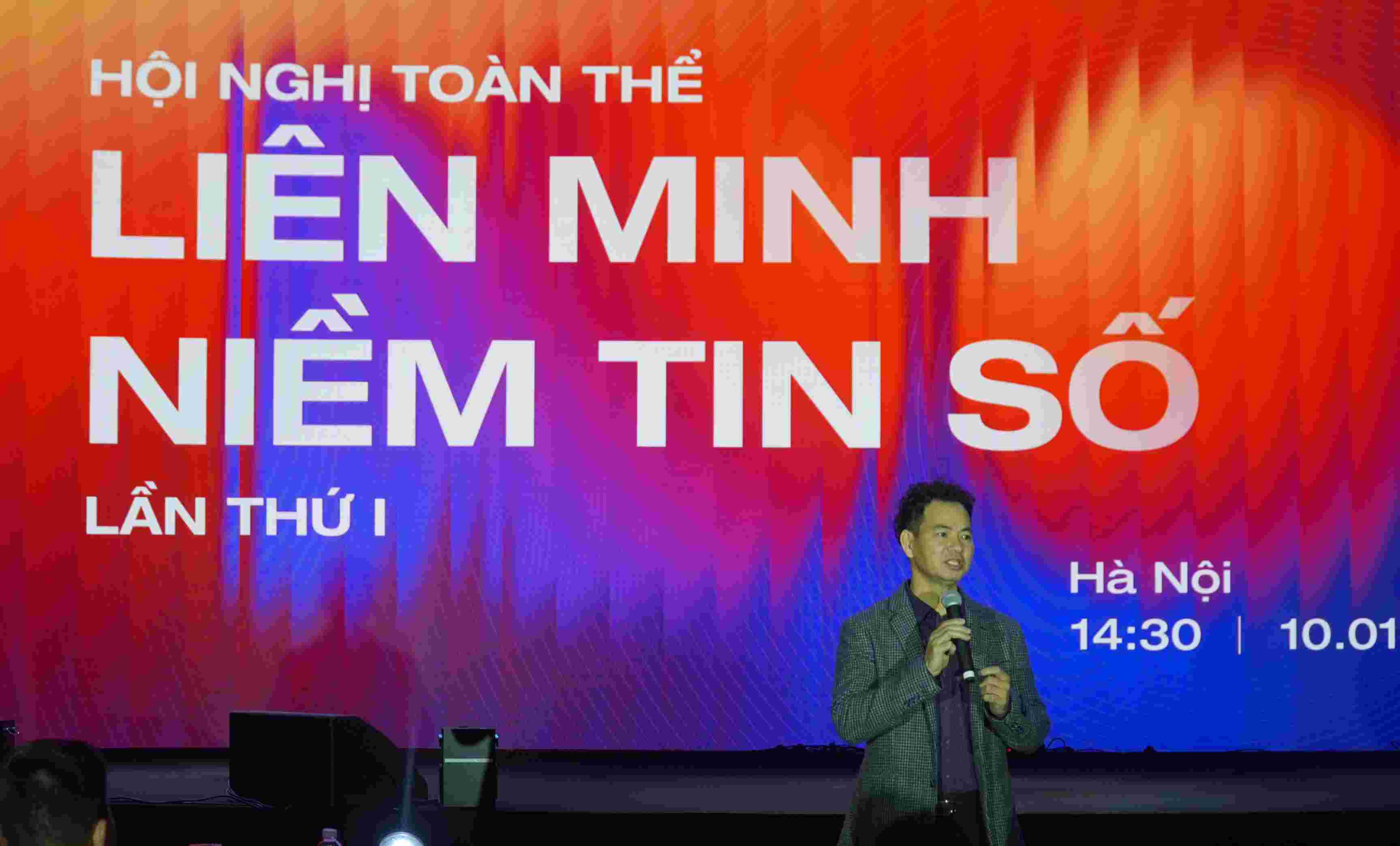 NSND Xuan Bac chia se y kien tai Hoi nghi toan the. Anh: Minh Vu