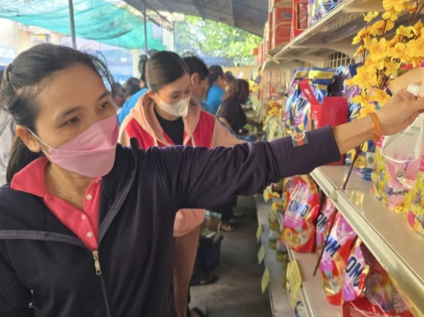 Workers choose to buy goods at the "Union member welfare point". Photo: Nam Duong