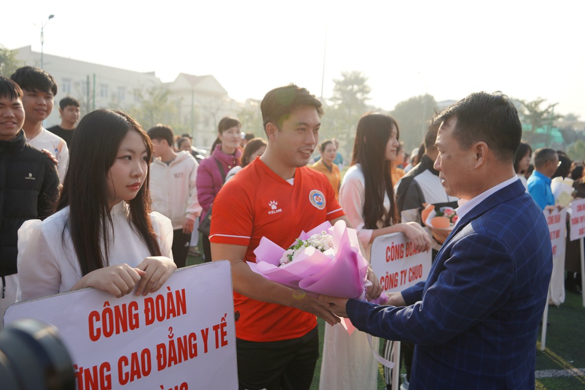 Pho Chu tich LDLD TP Hai Phong Nguyen Van Phiet tang hoa cac doi tham gia ngay hoi. Ảnh: Mai Dung