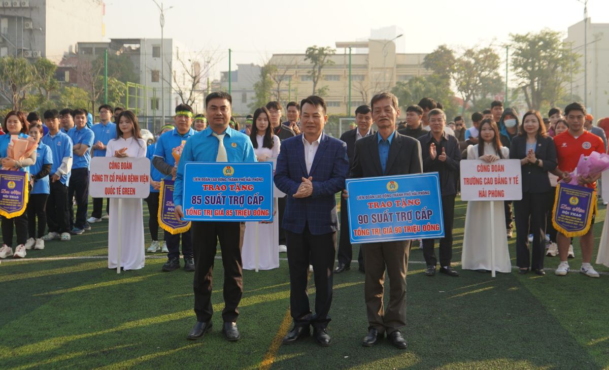 Nhan dip nay, LDLD thanh pho trao qua Tet tang doan vien, nguoi lao dong 2 phuong. Ảnh: Mai Dung
