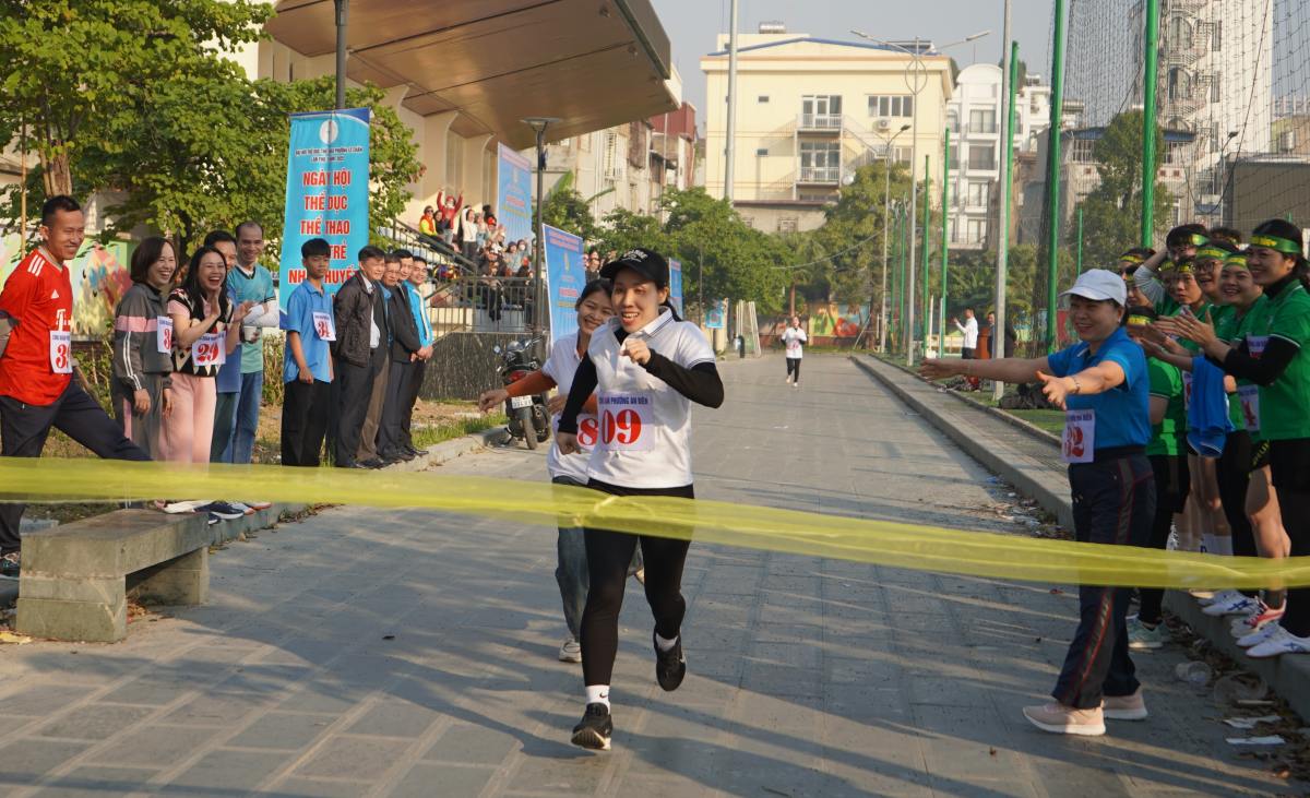 An Bien and Le Chan commune workers proudly participate in the Sports Day to welcome the Hai Phong City Trade Union University. Photo: Mai Dung