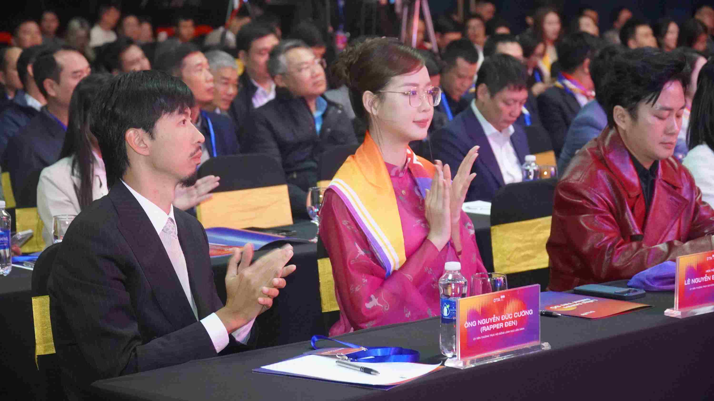 Cac dai bieu cung KOL, KOC tham du su kien va chia se quan diem ve trach nhiem xay dung moi truong so an toan, lanh manh. Anh: Minh Vu