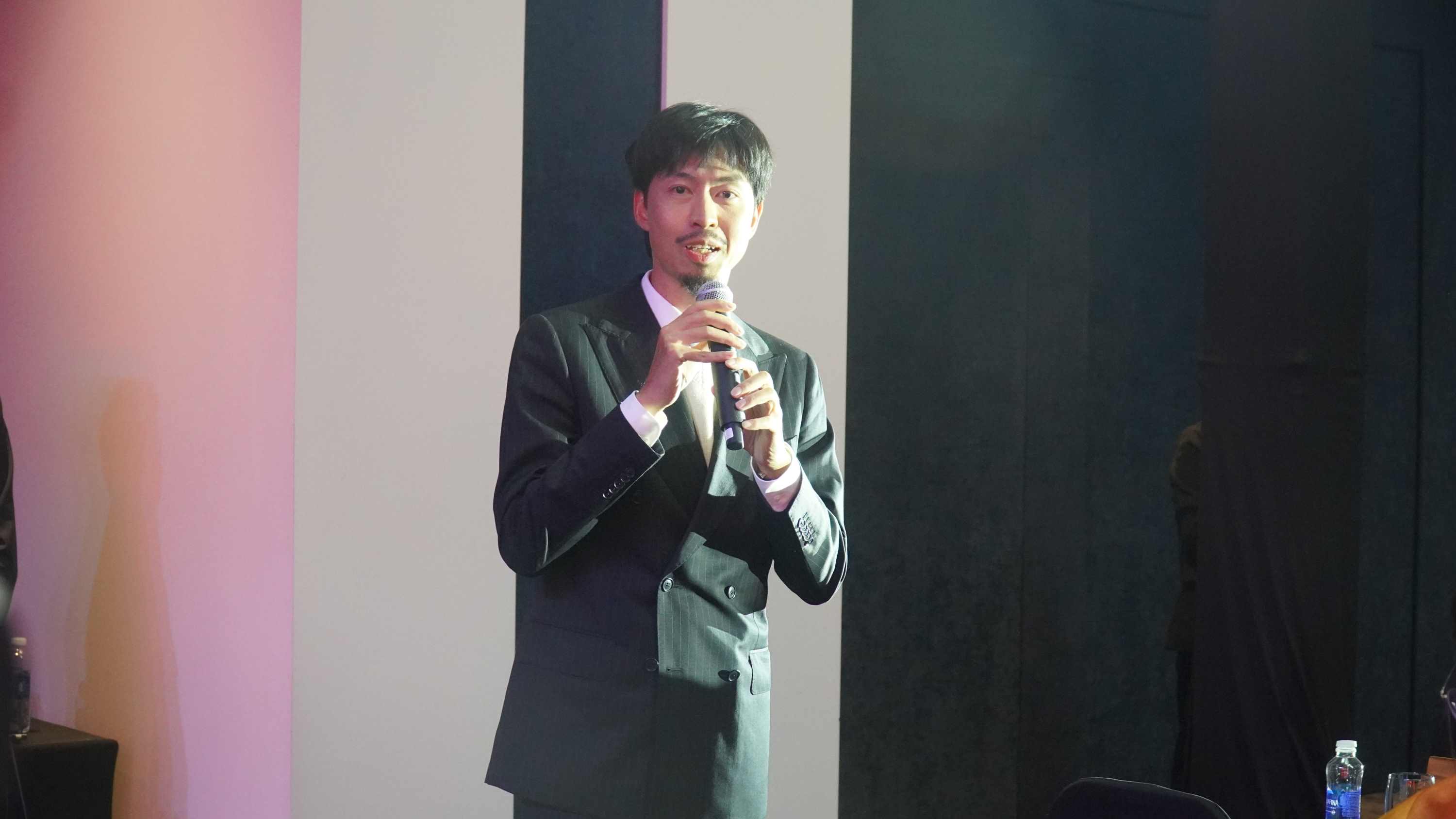 Rapper Den Vau chia se tai Hoi nghi Lien minh Niem tin so ve trach nhiem len tieng va lan toa gia tri tich cuc cua nguoi co anh huong tren khong gian mang. Anh: Minh Vu.