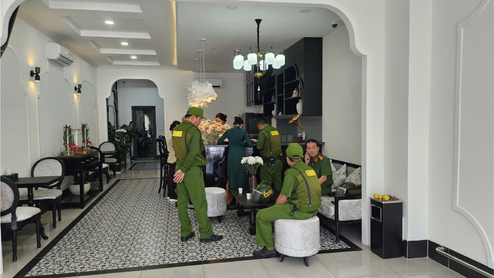 The 113 Police force made a record of the incident and handed over the exhibits and related documents to Long Xuyen Ward Police. Photo: Police provided