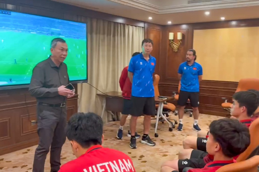 VFF President Tran Quoc Tuan encourages U23 Vietnam. Photo: VFF