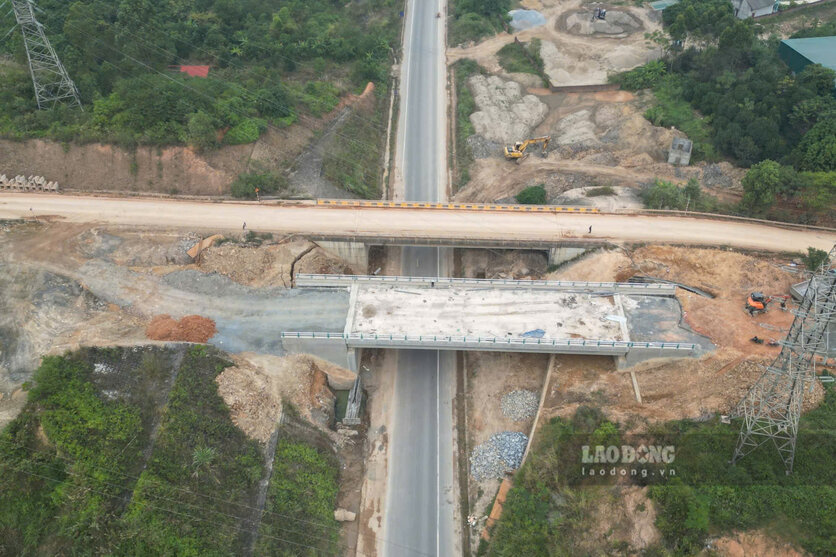 Hang muc cau vuot duong Ho Chi Minh. Anh: To Cong.