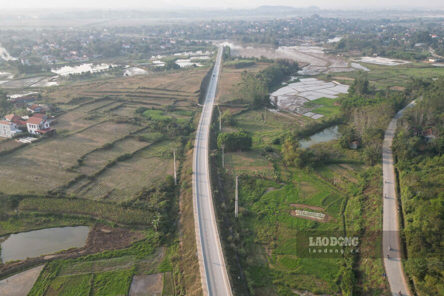 The main inter-regional road in the old Tam Nong district area. Photo: To Cong.