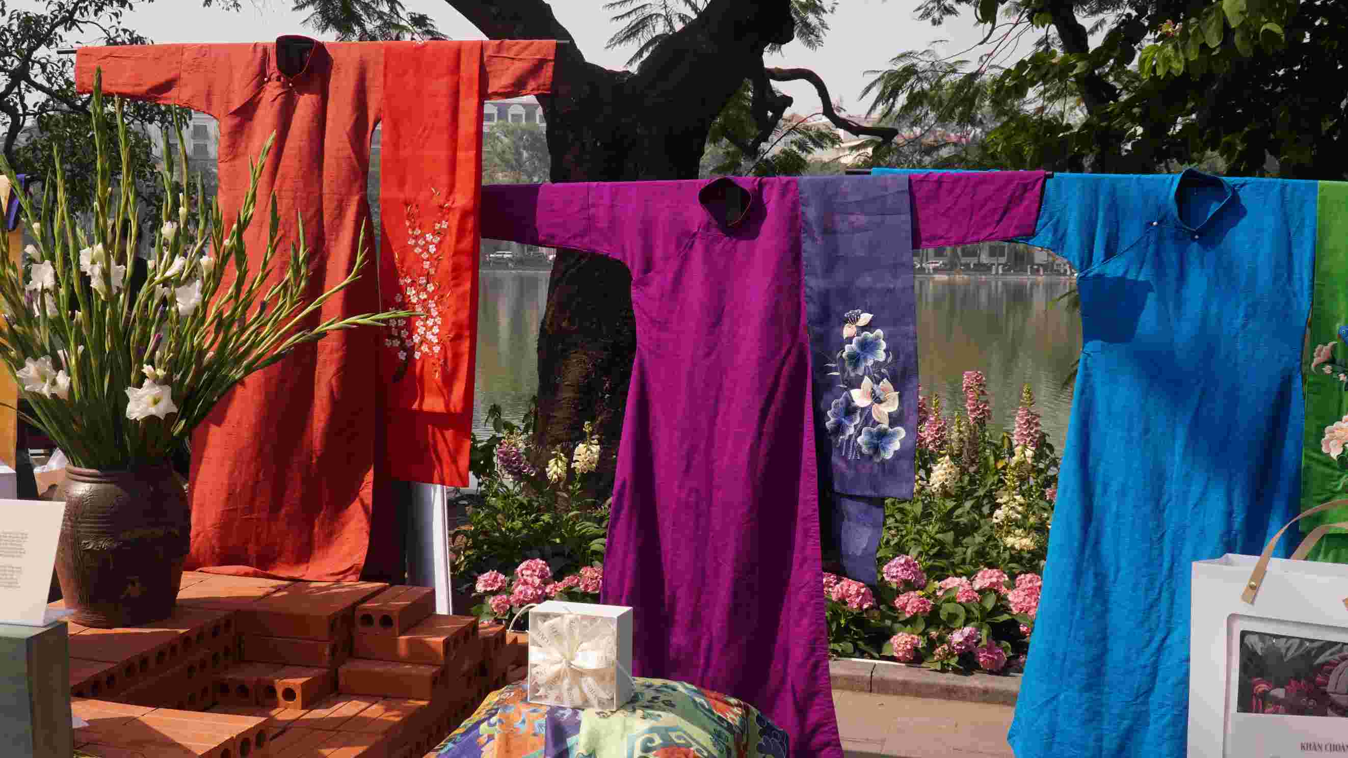 Nguoc dong thoi gian ve voi Ha Noi nhung nam 1930. Noi ve dep thanh tao va cot cach trang an duoc goi gon trong ta ao dai. Anh: Minh Vu.