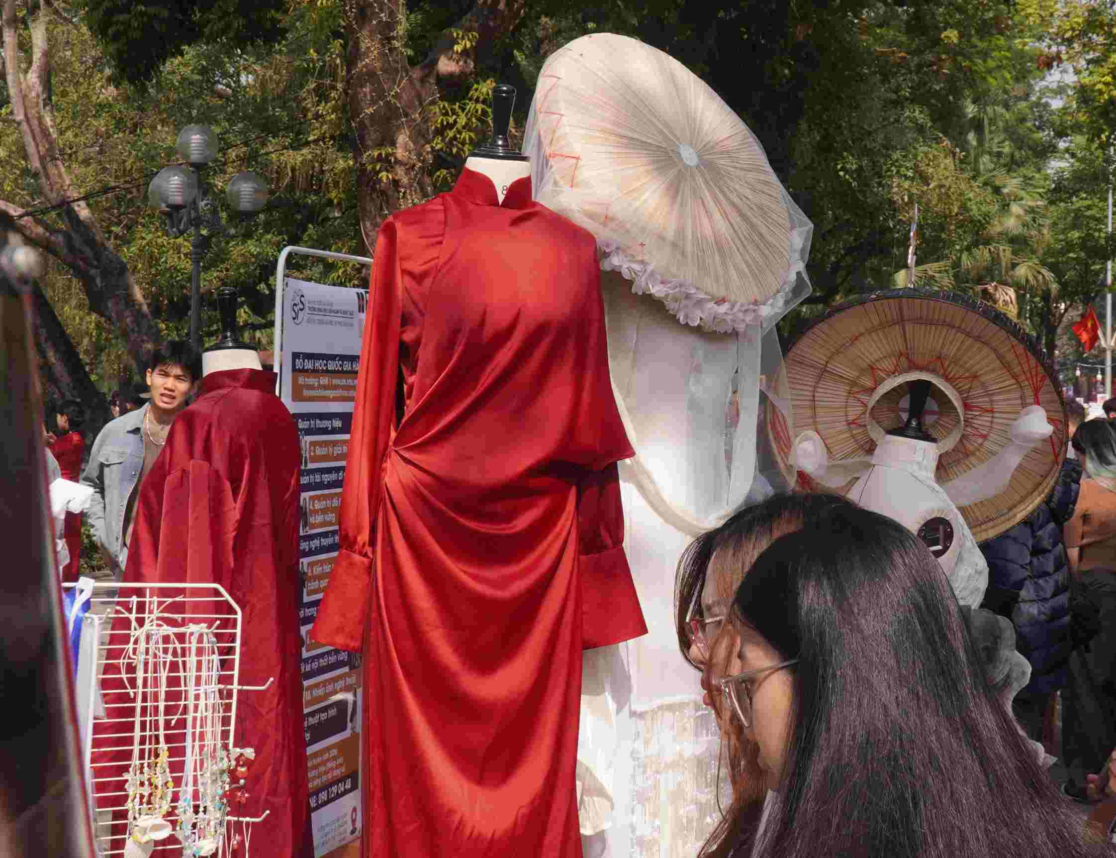 Sang tao tren nen tang di san, sinh vien lua chon giu lai tinh than ban sac trong moi thiet ke. Anh: Minh Vu.