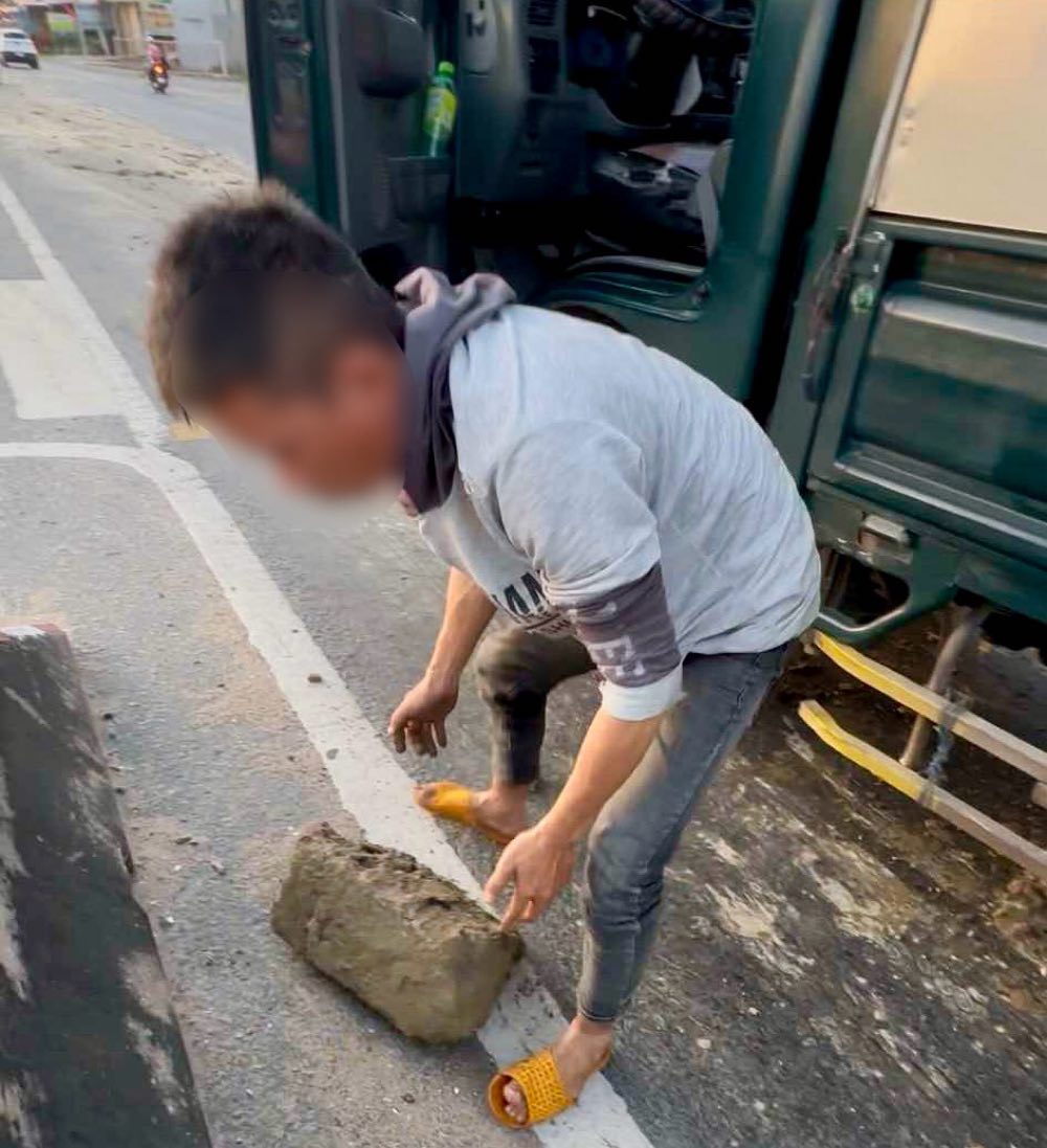 Mot xe tai can trung hon da to roi tren duong. Anh: Pham Duy 