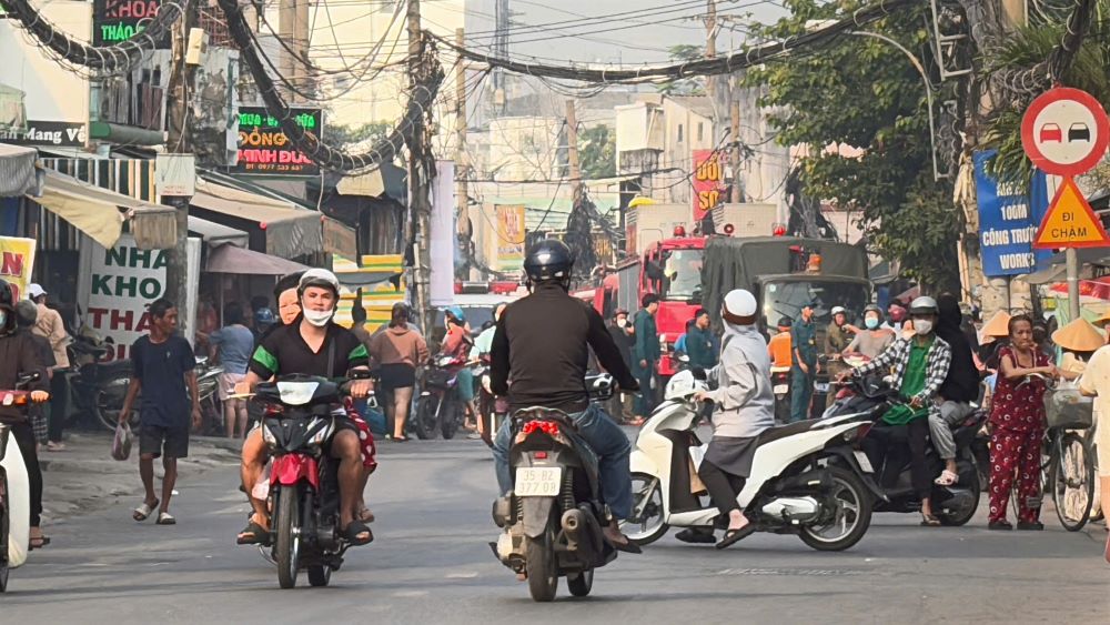 Luc luong chuc nang phong toa hien truong vu chay. Ảnh: Nhu Quynh